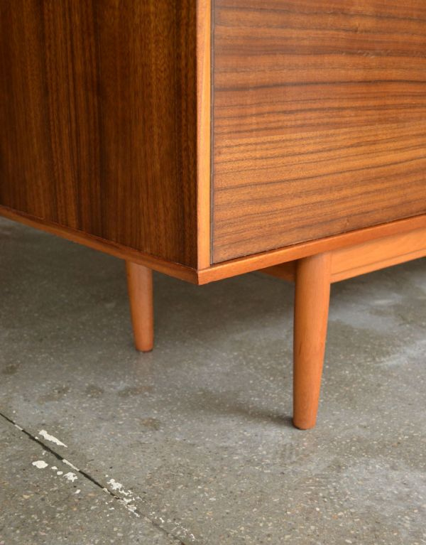 アンティークのキャビネット　アンティーク家具　北欧テイストのかっこいいビンテージ家具、シンプルなサイドボード。脚はすっきりしたデザインです。(x-683-f)