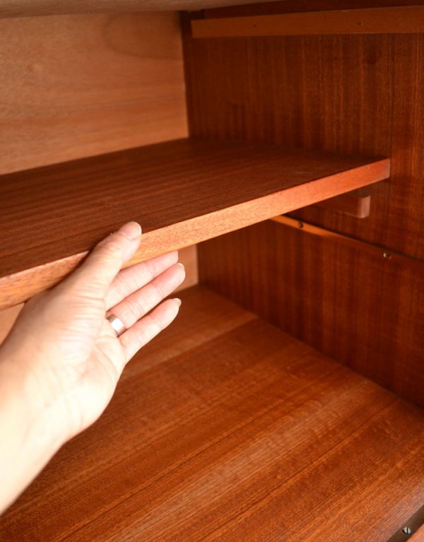 アンティークのキャビネット　アンティーク家具　北欧テイストのかっこいいビンテージ家具、シンプルなサイドボード。棚板は可動です。(x-683-f)