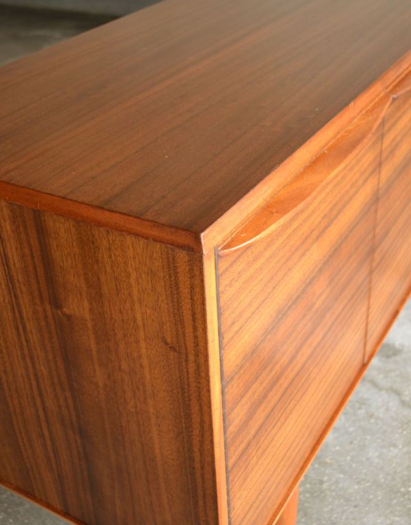 アンティークのキャビネット　アンティーク家具　北欧テイストのかっこいいビンテージ家具、シンプルなサイドボード。角もキレイな状態です。(x-683-f)