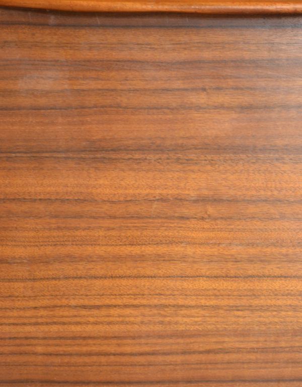 アンティークのキャビネット　アンティーク家具　北欧テイストのかっこいいビンテージ家具、シンプルなサイドボード。チーク材の美しい木目です。(x-683-f)