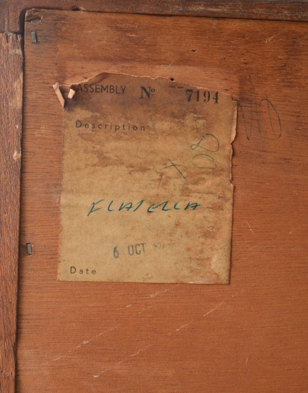 アンティークのキャビネット　アンティーク家具　北欧テイストのかっこいいビンテージ家具、シンプルなサイドボード。製造ナンバーの入ったステッカー付きです。(x-683-f)