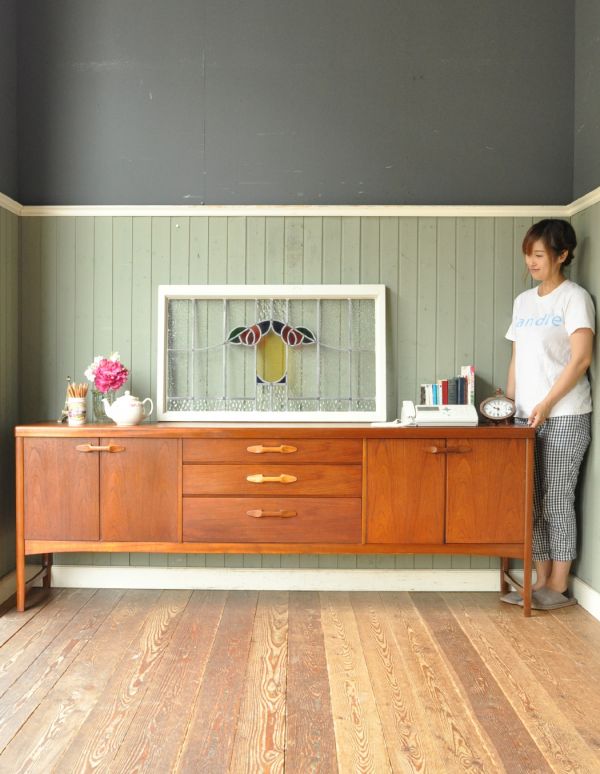 サイドボード　アンティーク家具　デザインに優れた北欧テイストのイギリスのヴィンテージサイドボード（ネイサン）。スッキリとかっこいいデザインが特徴のサイドボード。(x-684-f)