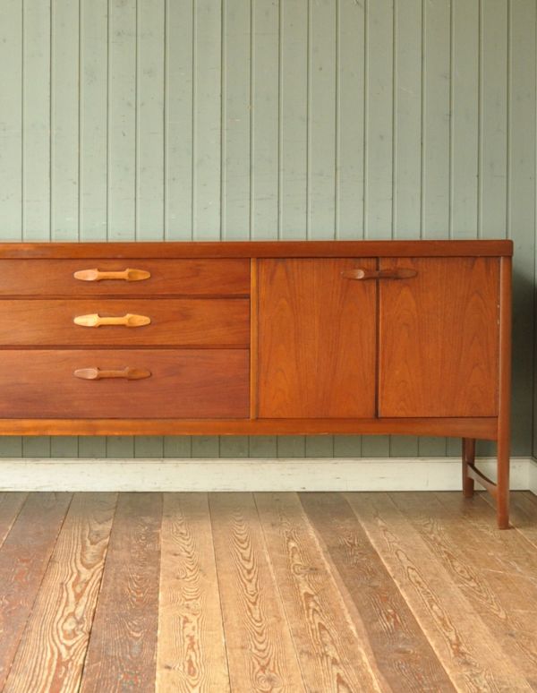 サイドボード　アンティーク家具　デザインに優れた北欧テイストのイギリスのヴィンテージサイドボード（ネイサン）。引き出しが３杯あるので細かいものもしまえます。(x-684-f)