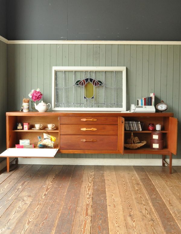 サイドボード　アンティーク家具　デザインに優れた北欧テイストのイギリスのヴィンテージサイドボード（ネイサン）。よく使うペン立てやメモ、携帯置きに使いつつ、ディスプレイも楽しめる広さが嬉しいです。(x-684-f)