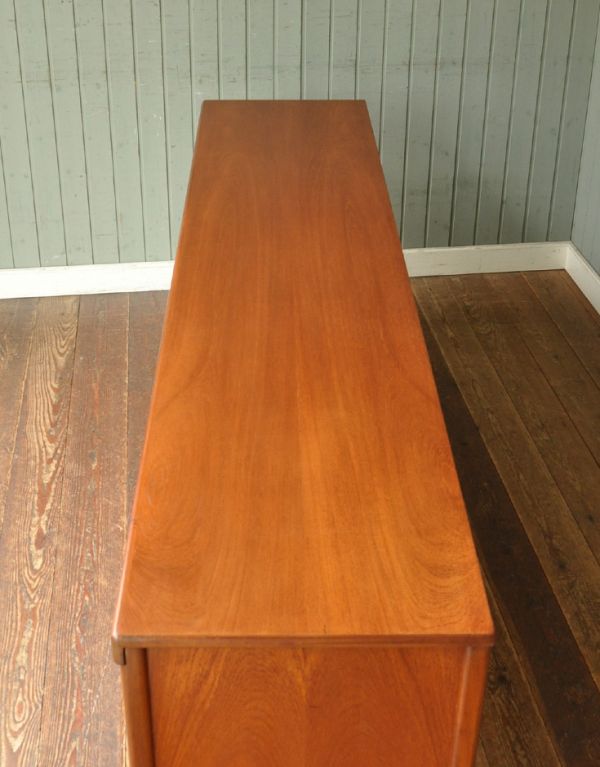 サイドボード　アンティーク家具　デザインに優れた北欧テイストのイギリスのヴィンテージサイドボード（ネイサン）。天板もピカピカにお直ししました。(x-684-f)