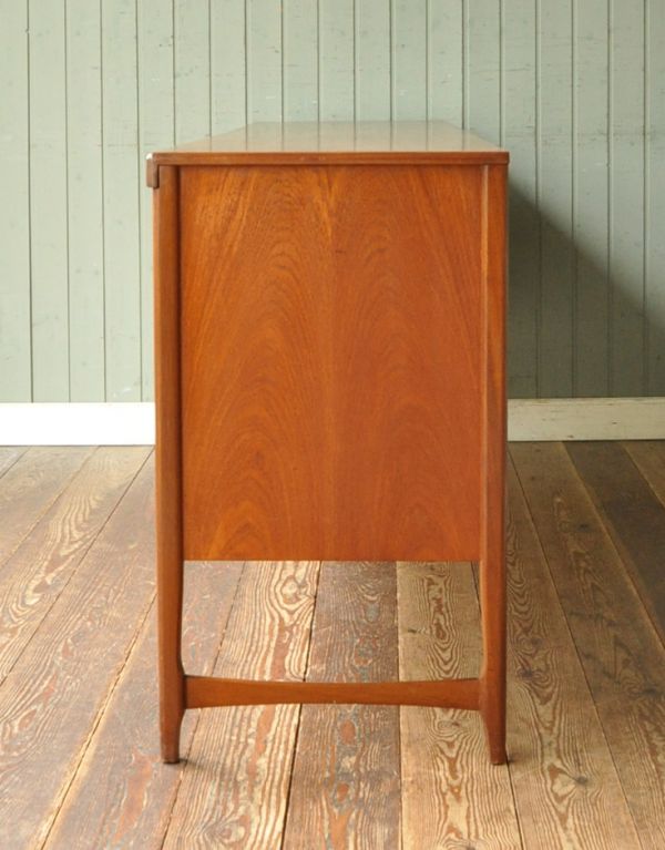サイドボード　アンティーク家具　デザインに優れた北欧テイストのイギリスのヴィンテージサイドボード（ネイサン）。サイドから見てもキレイな状態です。(x-684-f)