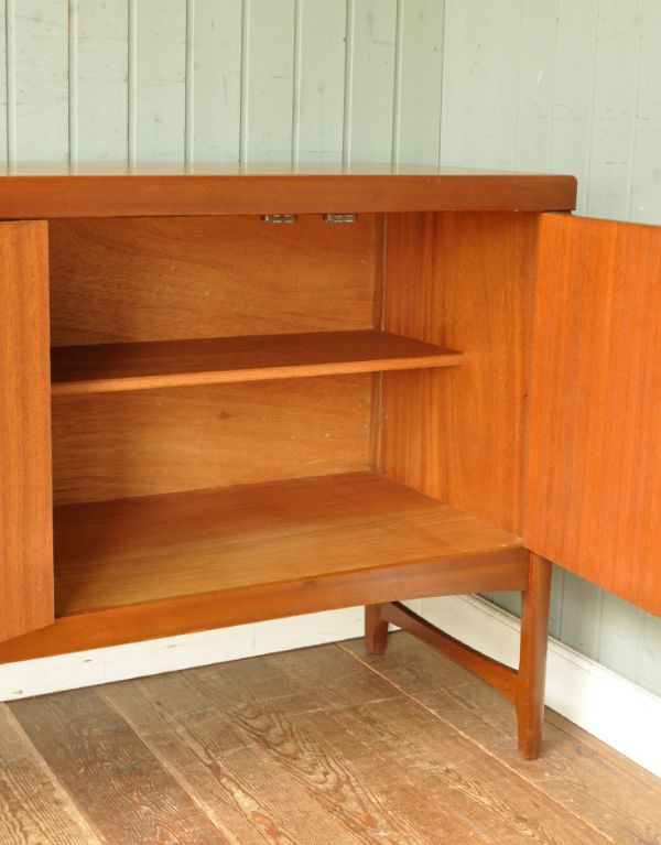 サイドボード　アンティーク家具　デザインに優れた北欧テイストのイギリスのヴィンテージサイドボード（ネイサン）。重いものや見せたくないものは扉の奥に収納しましょう。(x-684-f)