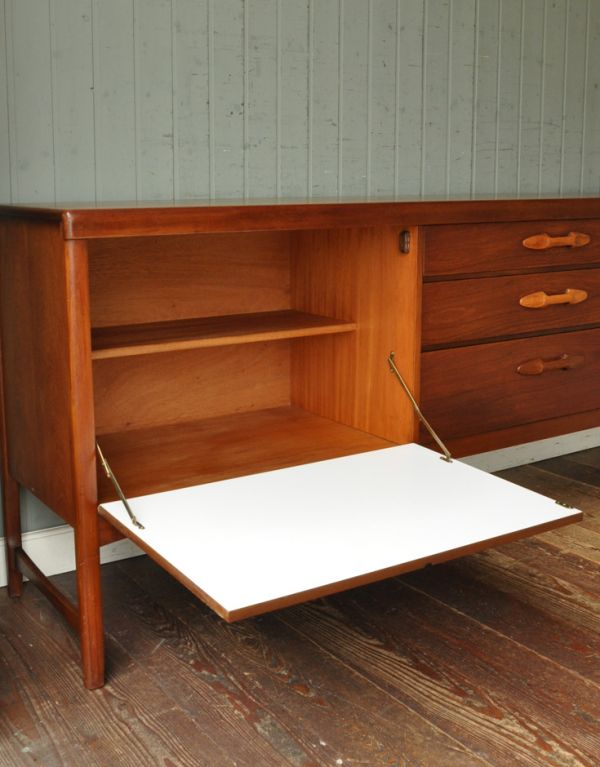 サイドボード　アンティーク家具　デザインに優れた北欧テイストのイギリスのヴィンテージサイドボード（ネイサン）。左の扉は、前開きタイプになっています。(x-684-f)