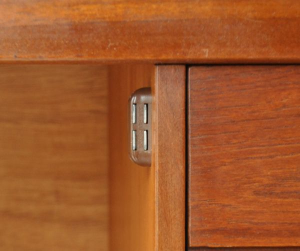 サイドボード　アンティーク家具　デザインに優れた北欧テイストのイギリスのヴィンテージサイドボード（ネイサン）。扉の開け閉めがしやすいよう、マグネットを取り付けてあります。(x-684-f)