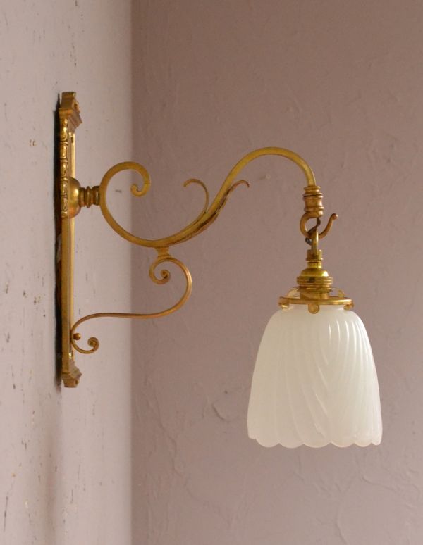 壁付けブラケット　照明・ライティング　フランス輸入のアンティーク照明、壁に付けて楽しむウォールブラケット(唐草)。唐草モチーフの美しい曲線が優雅なラインです。(x-684-z)