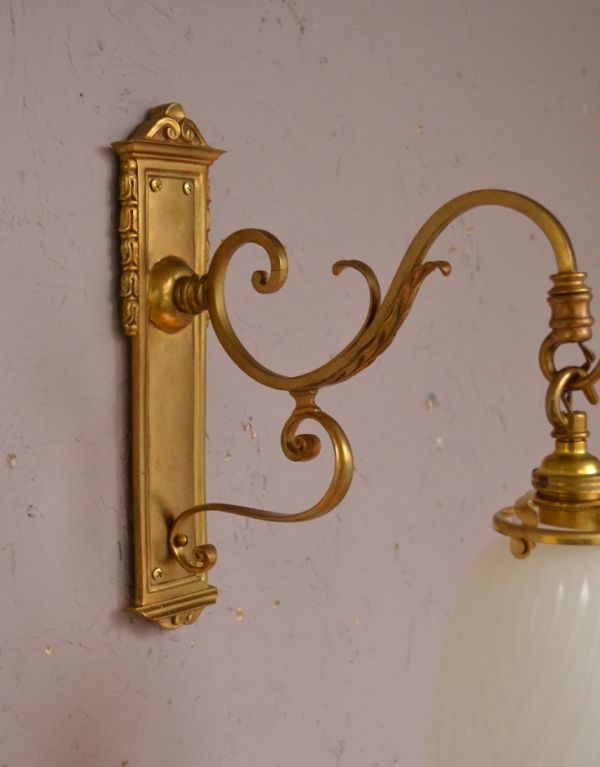 壁付けブラケット　照明・ライティング　フランス輸入のアンティーク照明、壁に付けて楽しむウォールブラケット(唐草)。アンティークは新品ではないので、経年変化によるキズはありますが、専門の職人によって目立たないようにキレイにお直しをしています。(x-684-z)