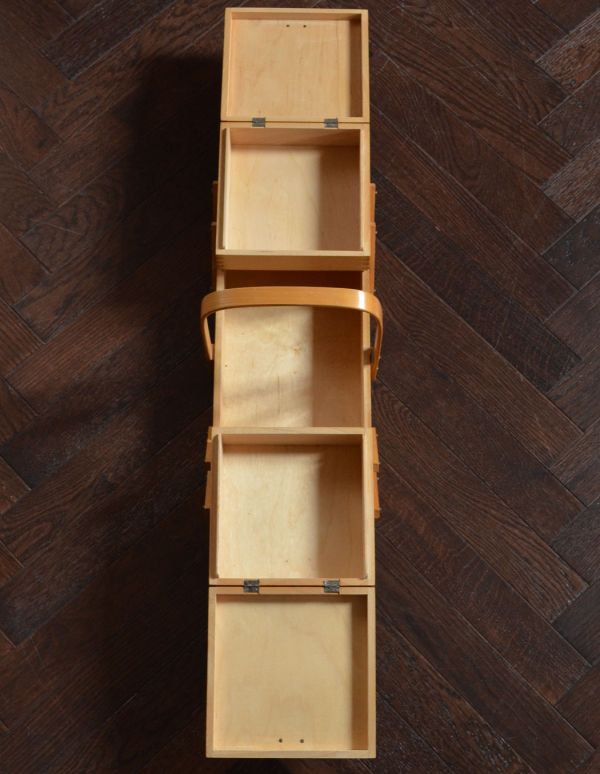 ソーイングボックス　アンティーク家具　可愛いコンパクトサイズ、木製のアンティークの道具　コンパクトなソーイングボックス。２段に分けて収納できます。(x-686-f)