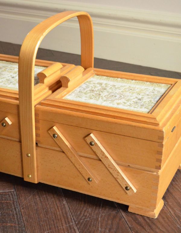 ソーイングボックス　アンティーク家具　可愛いコンパクトサイズ、木製のアンティークの道具　コンパクトなソーイングボックス。きちんと修復してお届けしますので、閉じているときもキレイに収まっています。(x-686-f)