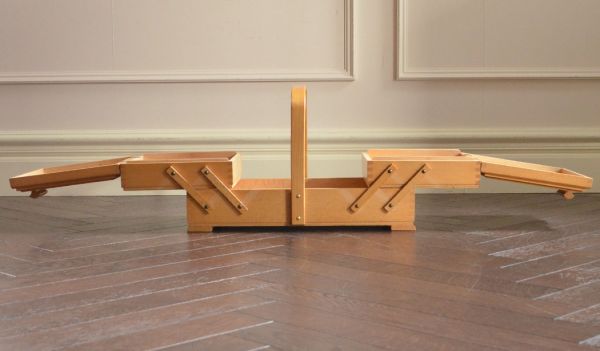 ソーイングボックス　アンティーク家具　可愛いコンパクトサイズ、木製のアンティークの道具　コンパクトなソーイングボックス。見てください！こんな風に広がるんです。(x-686-f)