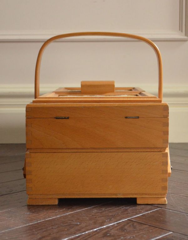 ソーイングボックス　アンティーク家具　可愛いコンパクトサイズ、木製のアンティークの道具　コンパクトなソーイングボックス。横から見るとこんな感じ。(x-686-f)