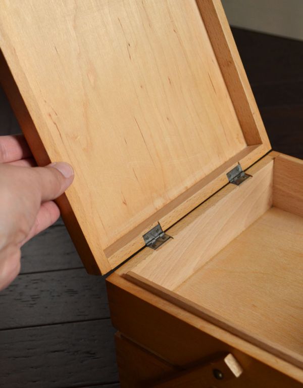 ソーイングボックス　アンティーク家具　可愛いコンパクトサイズ、木製のアンティークの道具　コンパクトなソーイングボックス。開閉時のネジ調整してあります。(x-686-f)