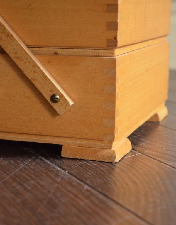 ソーイングボックス　アンティーク家具　可愛いコンパクトサイズ、木製のアンティークの道具　コンパクトなソーイングボックス。コンパクトな脚なしタイプです。(x-686-f)