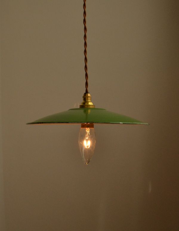ペンダントライト　照明・ライティング　フランスアンティーク、グリーンのエナメルランプシェード（コード・シャンデリア球付き）。テーブルをあたたかい明かりが優しく照らしてくれます。(x-686-z)