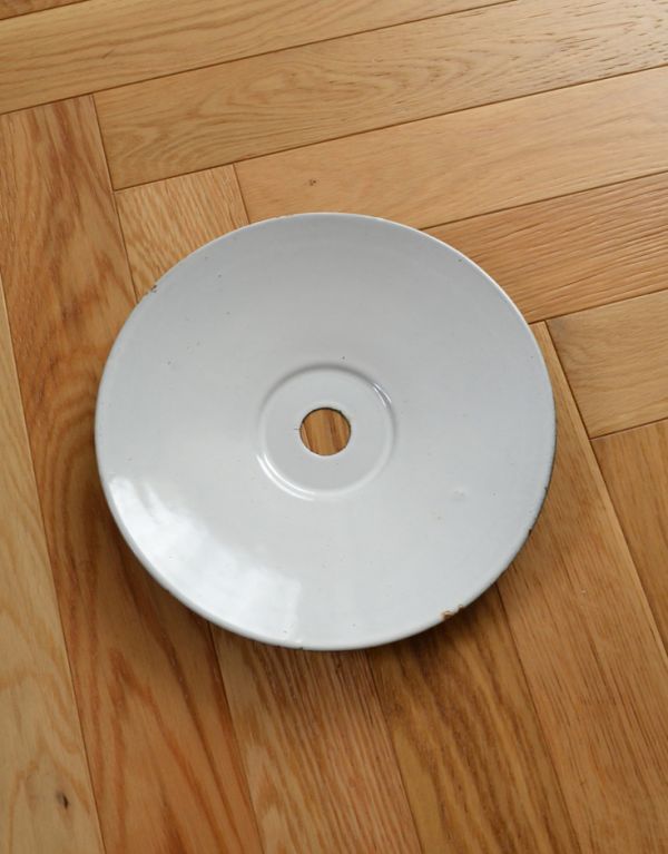 ペンダントライト　照明・ライティング　フランスアンティーク、グリーンのエナメルランプシェード（コード・シャンデリア球付き）。内側はホワイトカラーです。(x-686-z)