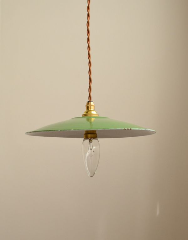 ペンダントライト　照明・ライティング　フランスアンティーク、グリーンのエナメルランプシェード（コード・シャンデリア球付き）。【 シェードのサイズ 】直径25×高さ3cmコードは50、80cm以外にも、ご希望の長さで加工してお届けします。(x-686-z)