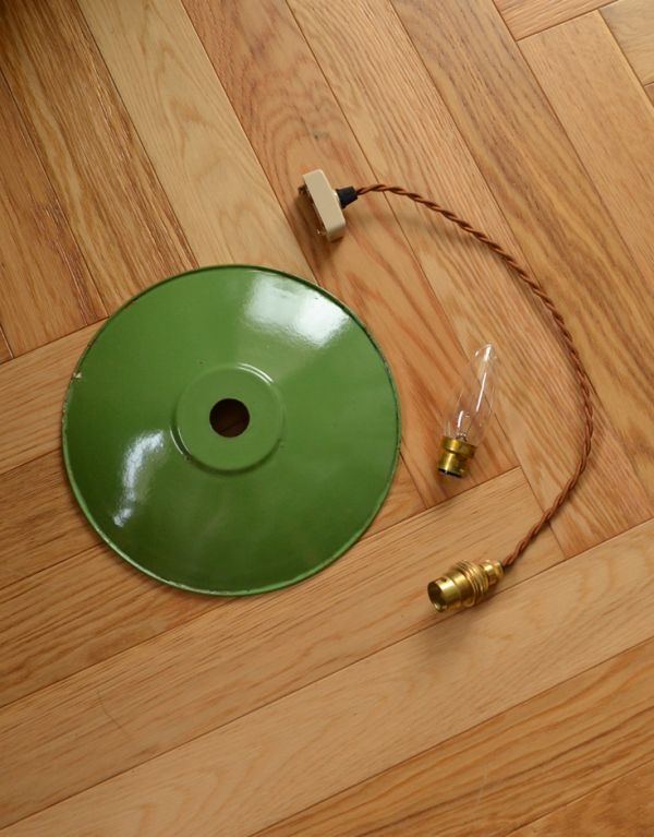 ペンダントライト　照明・ライティング　フランスアンティーク、グリーンのエナメルランプシェード（コード・シャンデリア球付き）。シェード、コード、電球1個、を全てセットでお届けするので、届いてすぐに取り付けられます。(x-686-z)