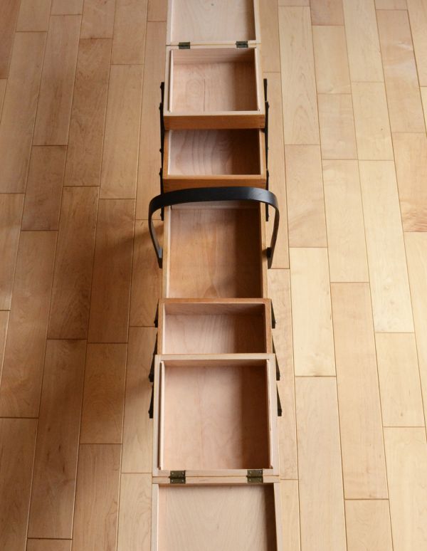 ソーイングボックス アンティーク家具 北欧スタイルのお部屋に似合う、アンティークのソーイングボックス。3段に分けて収納できます。(x-687-f)
