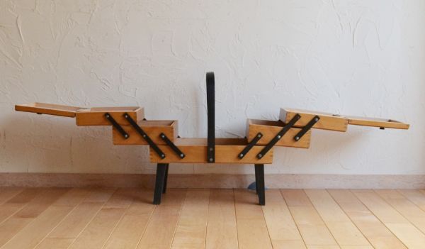 ソーイングボックス アンティーク家具 北欧スタイルのお部屋に似合う、アンティークのソーイングボックス。見てください!こんな風に広がるんです。(x-687-f)