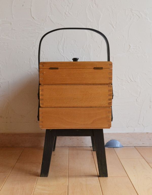 ソーイングボックス アンティーク家具 北欧スタイルのお部屋に似合う、アンティークのソーイングボックス。専門の職人によってお直ししていますが、アンティークは新品ではありません。(x-687-f)