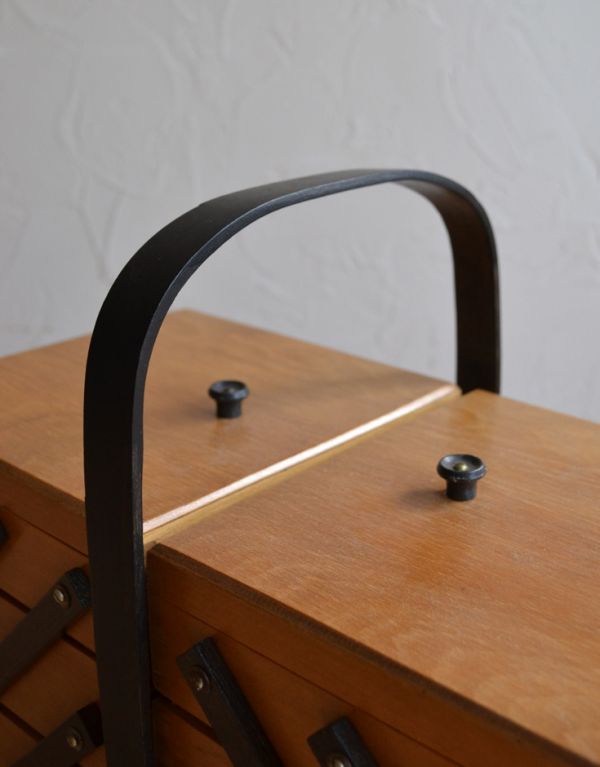 ソーイングボックス アンティーク家具 北欧スタイルのお部屋に似合う、アンティークのソーイングボックス。持ち手があるので、持ち運びもラクラクです。(x-687-f)