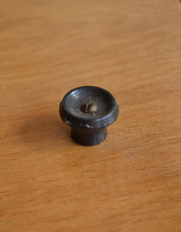 ソーイングボックス アンティーク家具 北欧スタイルのお部屋に似合う、アンティークのソーイングボックス。箱のふたには取っ手が付いています。(x-687-f)