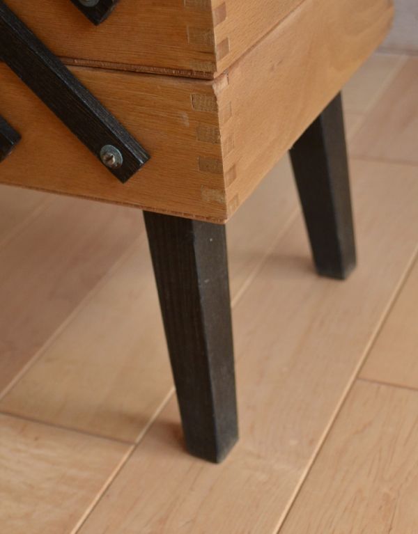 ソーイングボックス アンティーク家具 北欧スタイルのお部屋に似合う、アンティークのソーイングボックス。ハの字に開いた脚です。(x-687-f)