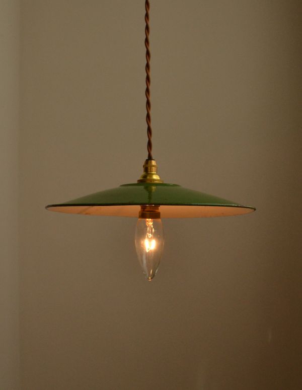 ペンダントライト　照明・ライティング　フランスから届いた、グリーンのエナメルランプシェード（コード・シャンデリア球付き）。テーブルをあたたかい明かりが優しく照らしてくれます。(x-687-z)