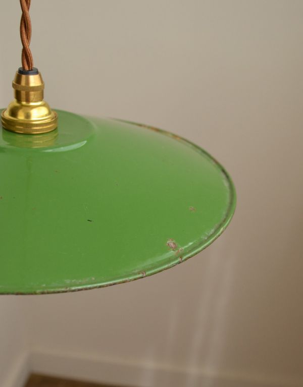 ペンダントライト　照明・ライティング　フランスから届いた、グリーンのエナメルランプシェード（コード・シャンデリア球付き）。シェードは、アンティークのため、色むらがあったり、キズ、汚れが入っている場合もあります。(x-687-z)