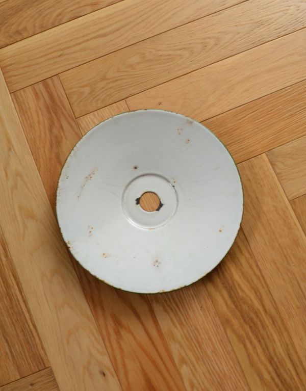 ペンダントライト　照明・ライティング　フランスから届いた、グリーンのエナメルランプシェード（コード・シャンデリア球付き）。内側はホワイトカラーです。(x-687-z)