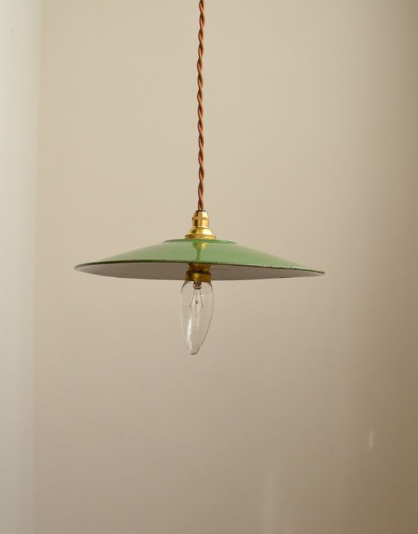 ペンダントライト　照明・ライティング　フランスから届いた、グリーンのエナメルランプシェード（コード・シャンデリア球付き）。【 シェードのサイズ 】直径25×高さ3cmコードは50、80cm以外にも、ご希望の長さで加工してお届けします。(x-687-z)