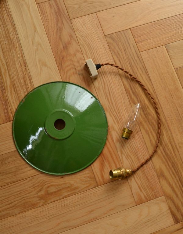 ペンダントライト　照明・ライティング　フランスから届いた、グリーンのエナメルランプシェード（コード・シャンデリア球付き）。シェード、コード、電球1個、を全てセットでお届けするので、届いてすぐに取り付けられます。(x-687-z)