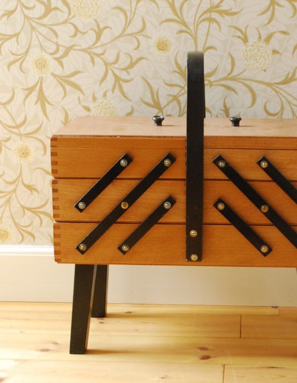 ソーイングボックス アンティーク家具 ブラックがアクセントになった木製のアンティークソーイングボックス。キチンとメンテナンスしてありますので、隙間なくピッタリ収まります。(x-688-f)