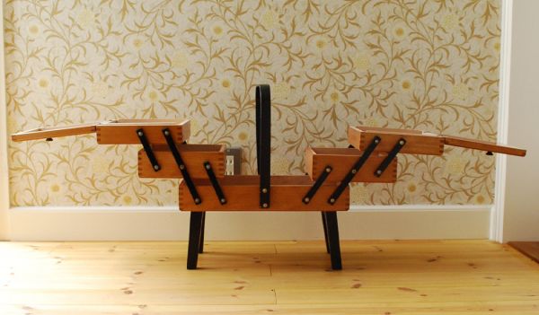 ソーイングボックス アンティーク家具 ブラックがアクセントになった木製のアンティークソーイングボックス。見てください!こんな風に広がるんです。(x-688-f)