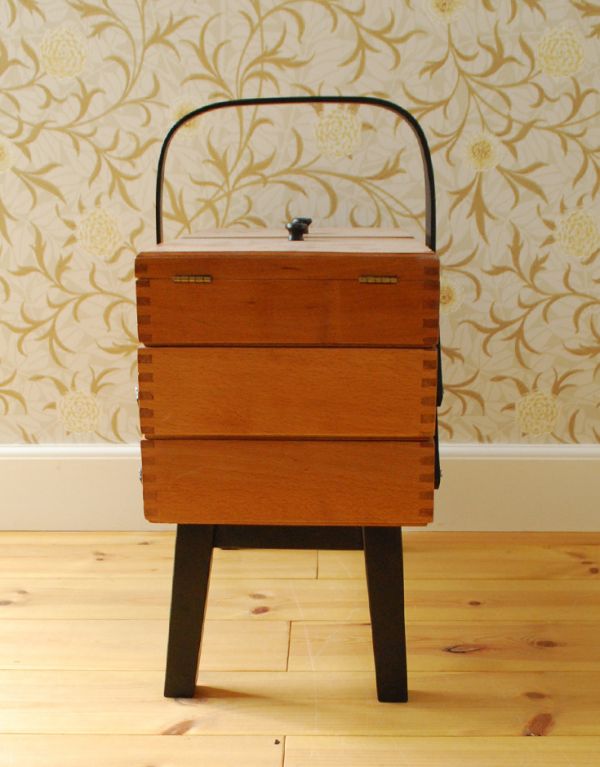 ソーイングボックス アンティーク家具 ブラックがアクセントになった木製のアンティークソーイングボックス。専門の職人によってお直ししていますが、アンティークは新品ではありません。(x-688-f)