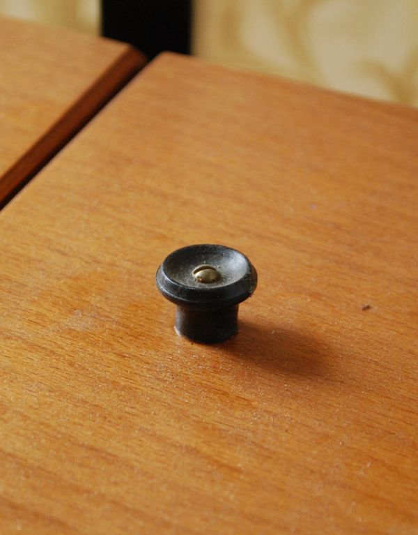 ソーイングボックス アンティーク家具 ブラックがアクセントになった木製のアンティークソーイングボックス。箱のふたには取っ手が付いています。(x-688-f)