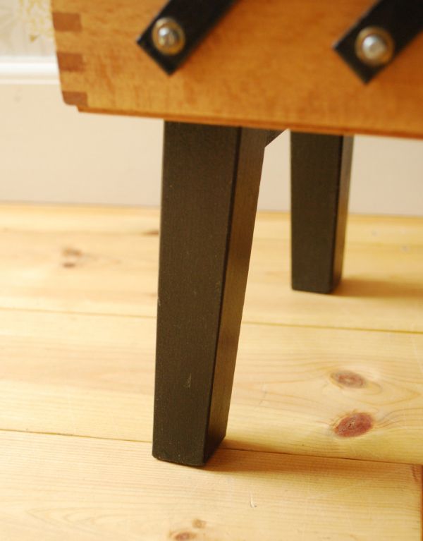 ソーイングボックス アンティーク家具 ブラックがアクセントになった木製のアンティークソーイングボックス。ハの字に開いた脚です。(x-688-f)