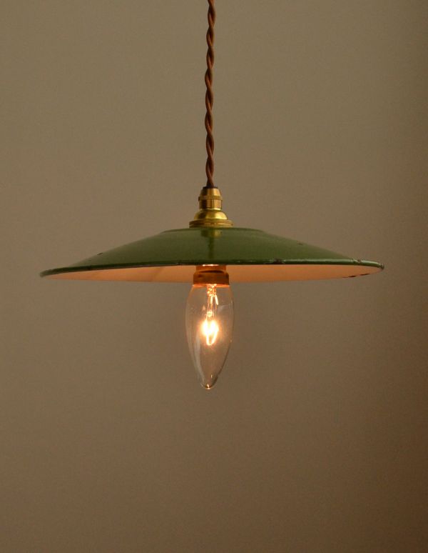 ペンダントライト　照明・ライティング　北欧スタイルにもオススメ、グリーンのエナメルランプシェード（コード・シャンデリア球付き・ギャラリーなし）。テーブルをあたたかい明かりが優しく照らしてくれます。(x-688-z)