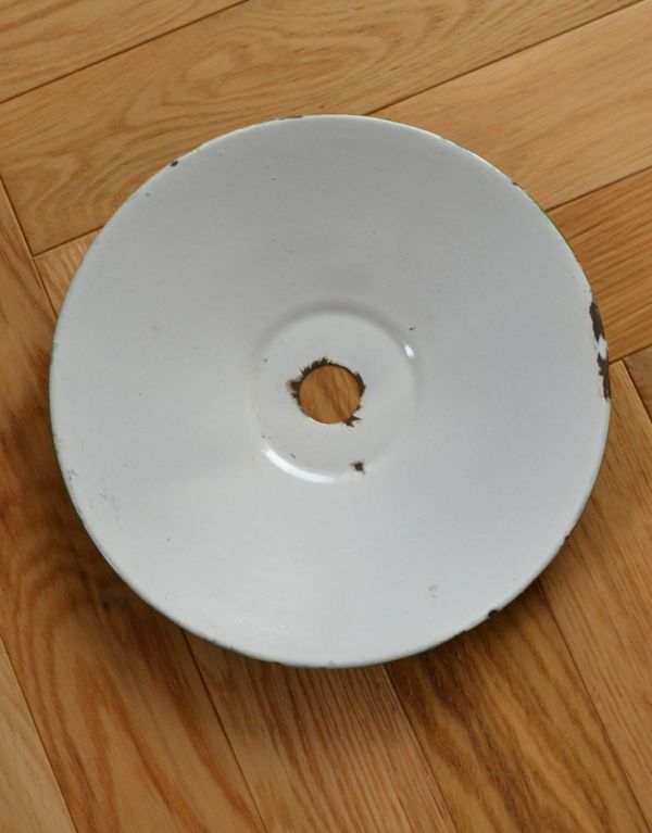 ペンダントライト　照明・ライティング　北欧スタイルにもオススメ、グリーンのエナメルランプシェード（コード・シャンデリア球付き・ギャラリーなし）。内側はホワイトカラーです。(x-688-z)