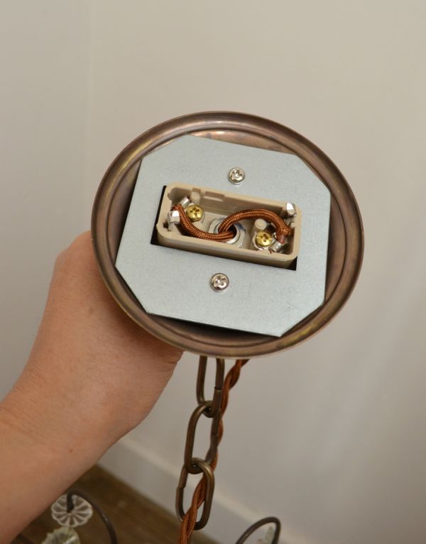 シャンデリア　照明・ライティング　フランス便で見つけた真鍮×ガラスのアンティークシャンデリア（４灯タイプ）。引っ掛けシーリングのタイプに加工してお届けしますので、リビングやダイニングテーブルの上などお好きな場所に簡単に取り付けてみてください。(x-689-z)