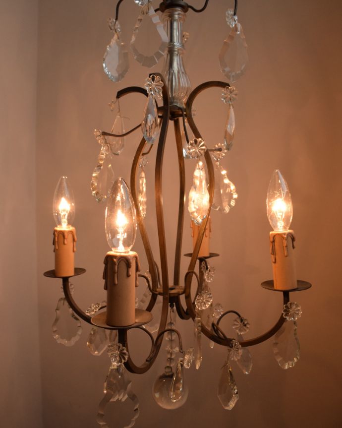 シャンデリア　照明・ライティング　フランス便で見つけた真鍮×ガラスのアンティークシャンデリア（４灯タイプ）。灯りが灯るとさらにゴージャスな雰囲気になります。(x-689-z)