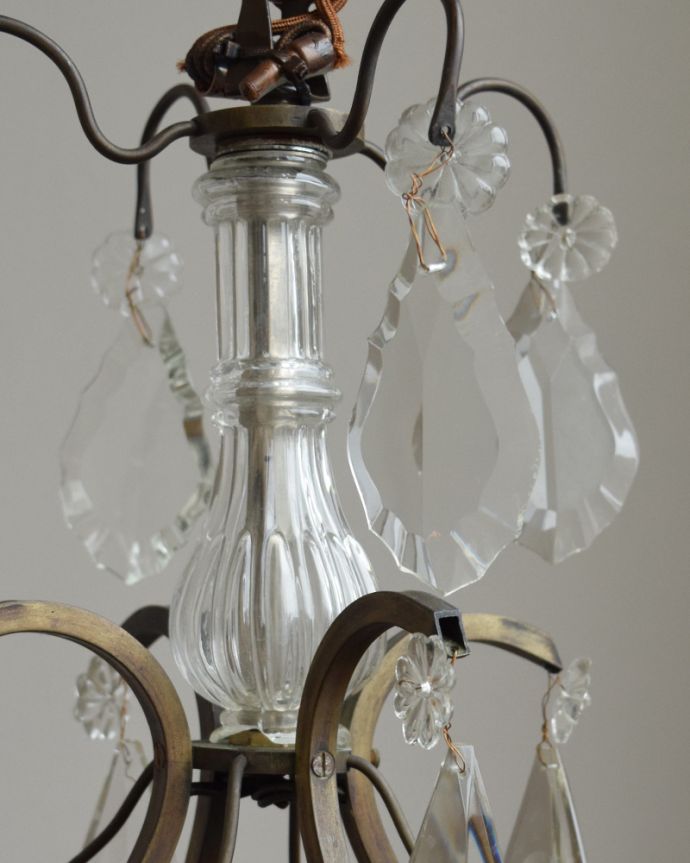 シャンデリア　照明・ライティング　フランス便で見つけた真鍮×ガラスのアンティークシャンデリア（４灯タイプ）。アンティークのため、ガラスには写真に映らない多少の欠け・傷がある場合がありますが、使用上問題はありませんので、ご了承下さい。(x-689-z)