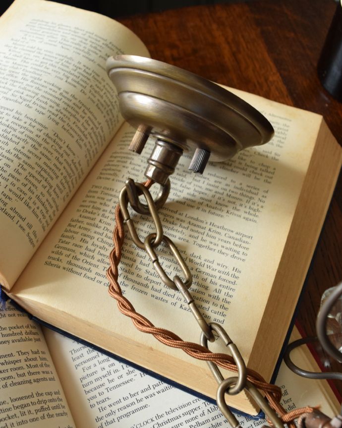 シャンデリア　照明・ライティング　フランス便で見つけた真鍮×ガラスのアンティークシャンデリア（４灯タイプ）。オーバーホール済みなので安心してお使い頂けます。(x-689-z)