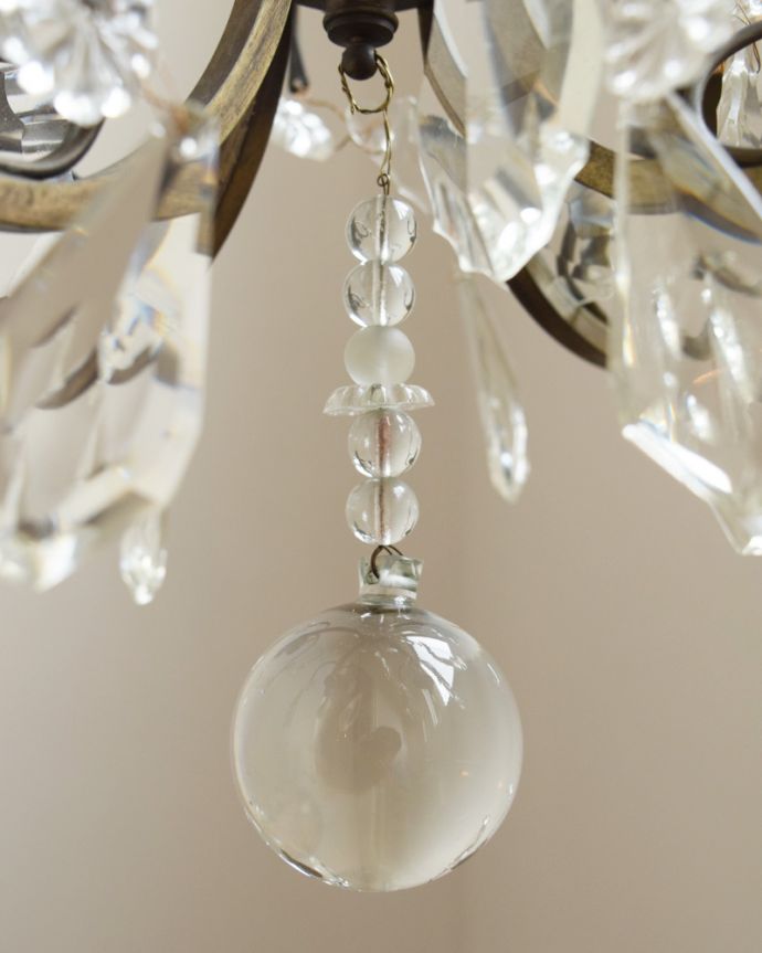 シャンデリア　照明・ライティング　フランス便で見つけた真鍮×ガラスのアンティークシャンデリア（４灯タイプ）。たっぷり付いたガラスのアクセサリーのゆらめきがロマンチックです。(x-689-z)