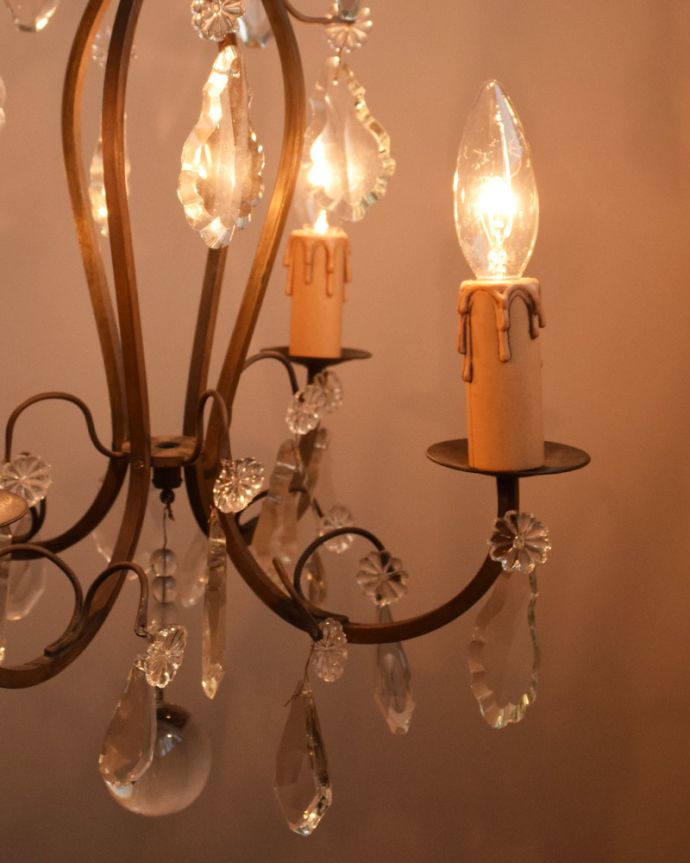 シャンデリア　照明・ライティング　フランス便で見つけた真鍮×ガラスのアンティークシャンデリア（４灯タイプ）。あたたかい明かりがお部屋を包みこみます。(x-689-z)