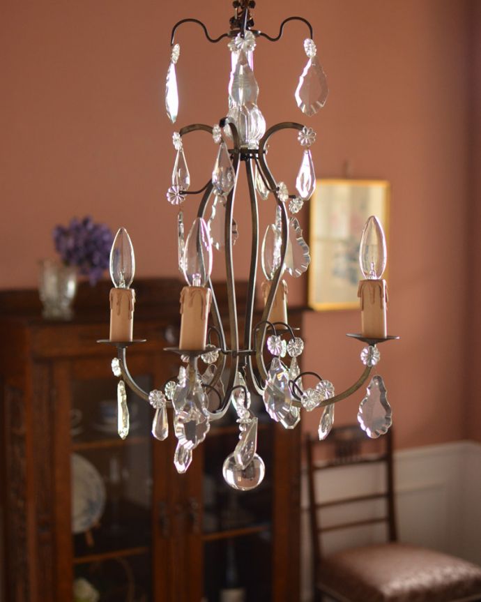 シャンデリア　照明・ライティング　フランス便で見つけた真鍮×ガラスのアンティークシャンデリア（４灯タイプ）。大きめのガラスドロップを惹き立てる、シックなフレーム。(x-689-z)